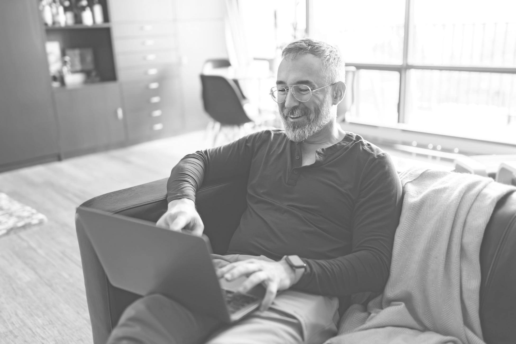 Espacio de estudio preparado para clases en línea