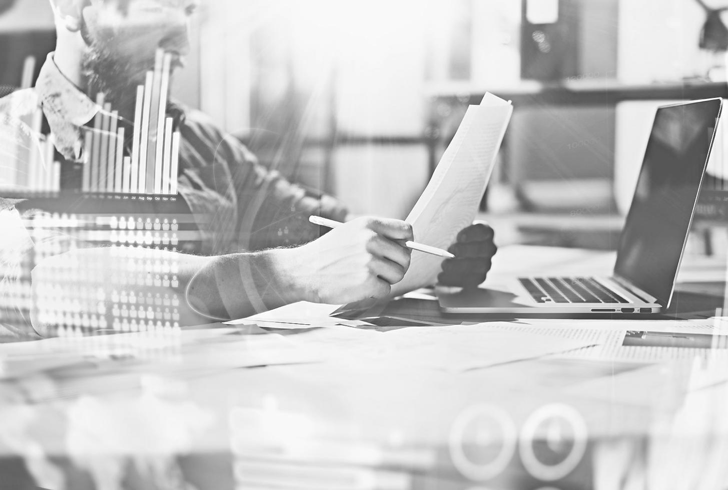 Estudiante aplicando conceptos financieros en su entorno de trabajo