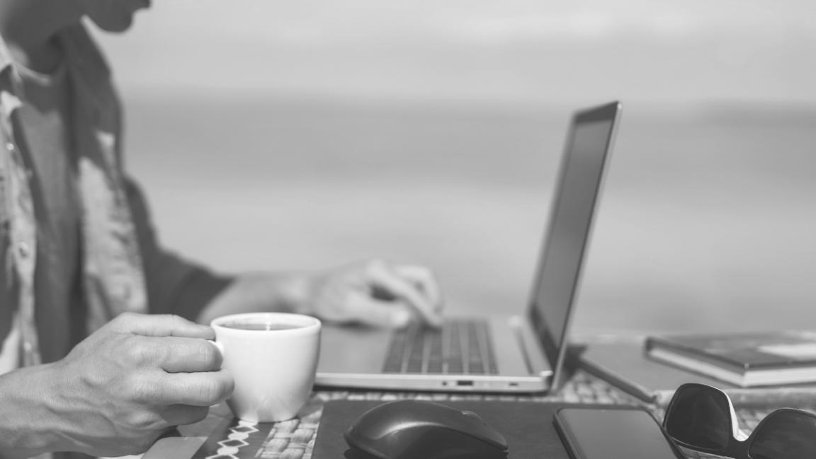Grupo de estudiantes durante sesión práctica de planificación financiera
